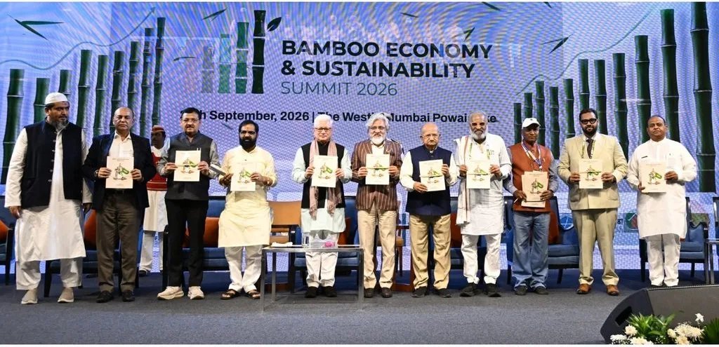 Autoridades y organizadores en el escenario de la Bamboo Economy & Sustainability Summit 2026 sostienen los cuadernillos presentados en la cumbre